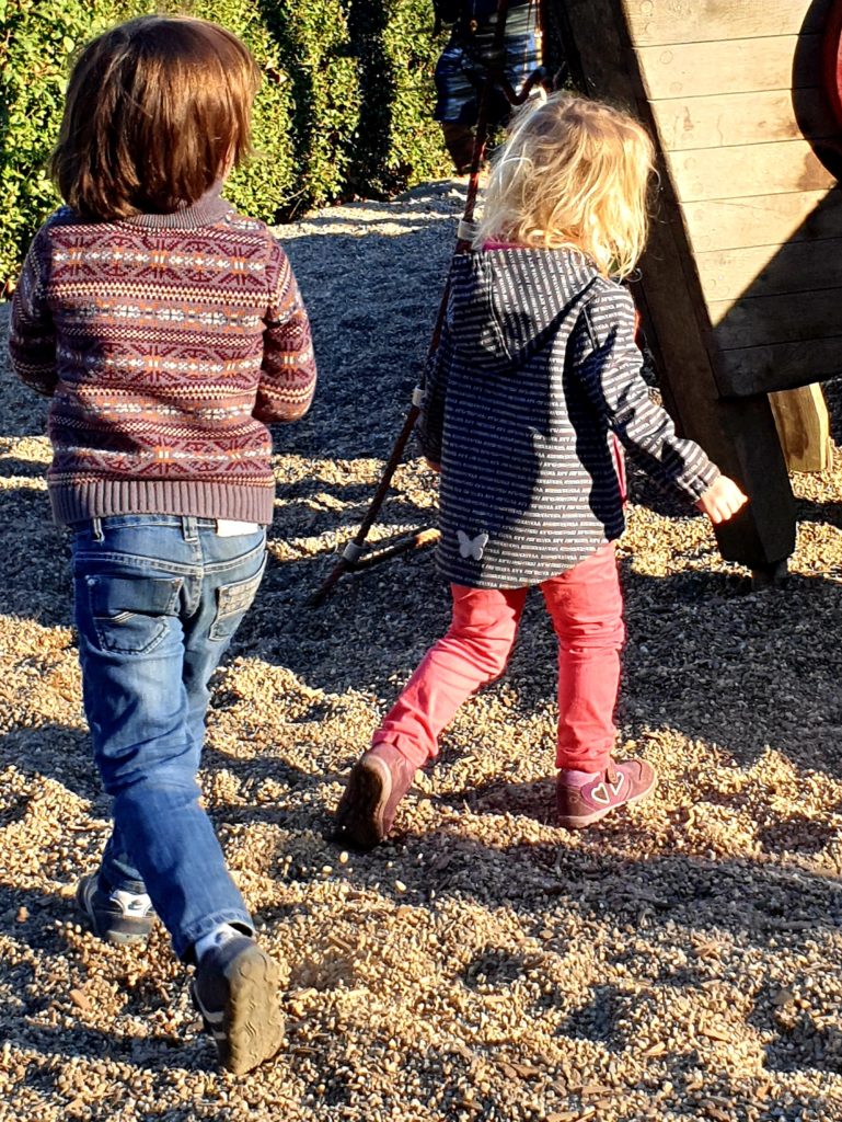 Kindergartenfrei im Alltag unter Kindern: Nana mit E. auf dem Spielplatz