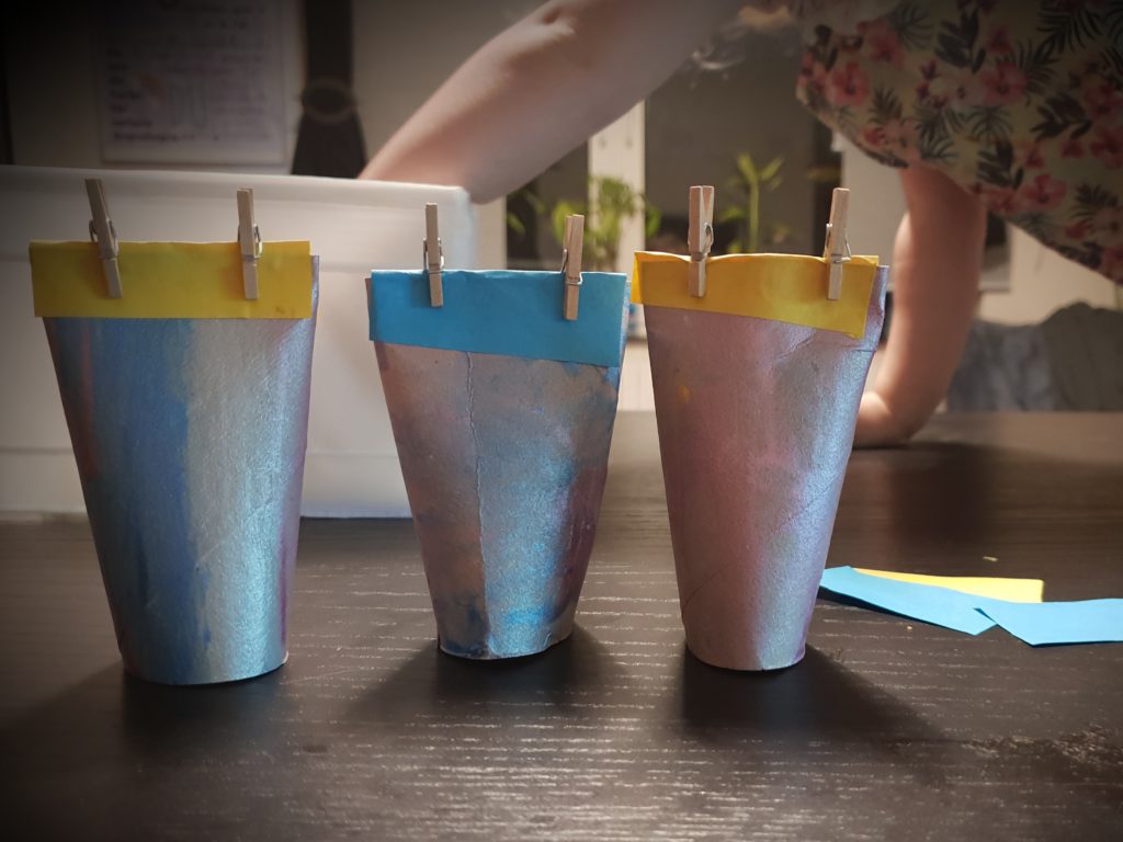Rasseln verkleben | Rasseln aus Papprollen