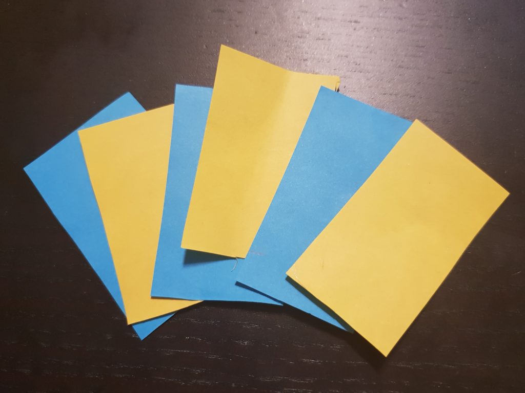 Rechtecke aus buntem Papier schneiden | Rasseln aus Papprollen