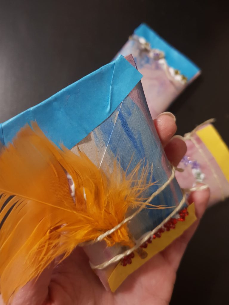 Rasseln aus Papprollen Basteln