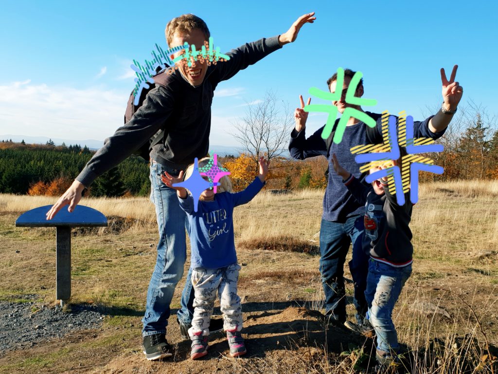 Die Väter mit den zwei großen Kindern