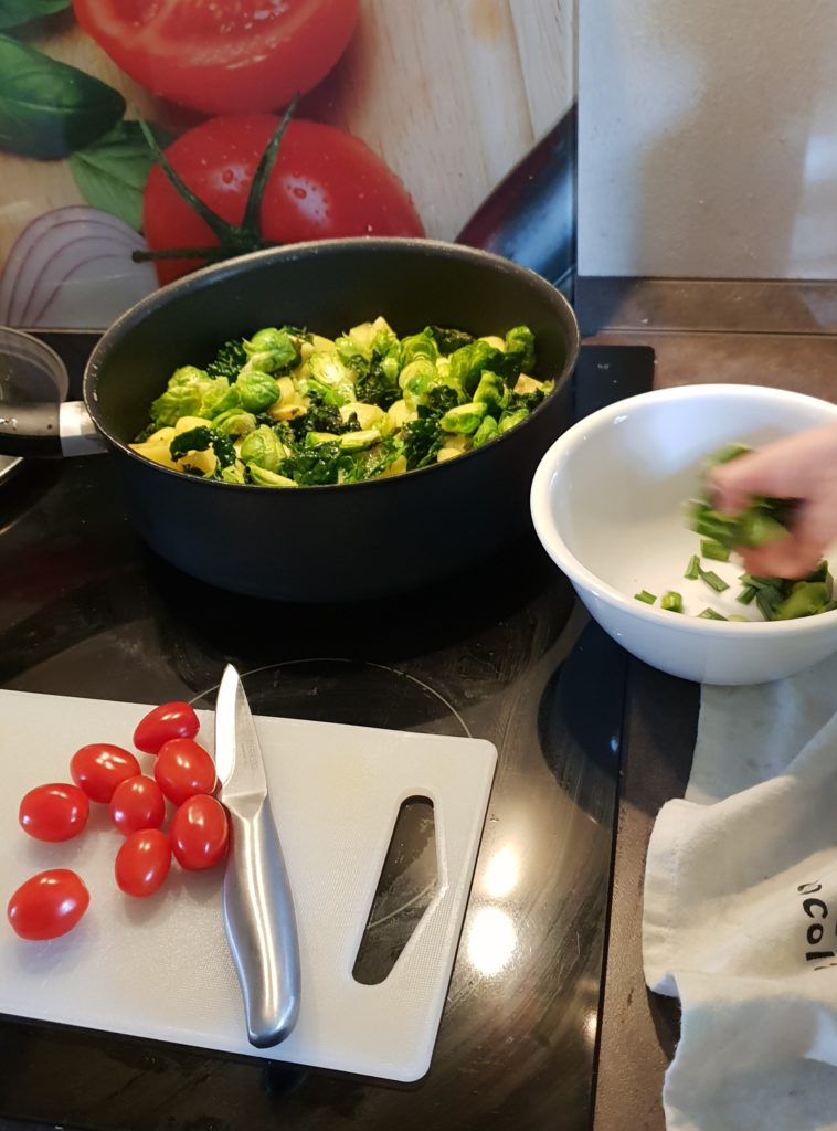 Gemüsepfanne mit Palmkohl | Tomaten und Lauch dazugeben