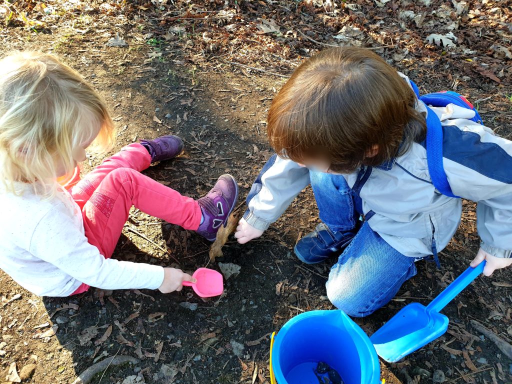 Kindergartenfrei im Alltag Nana und ihr bester Freund E. auf Schatzssuche