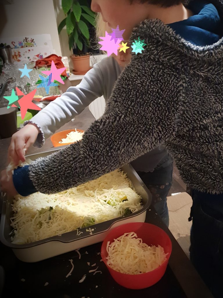 Kochen mit Kindern. Hilfe von den Kindern.