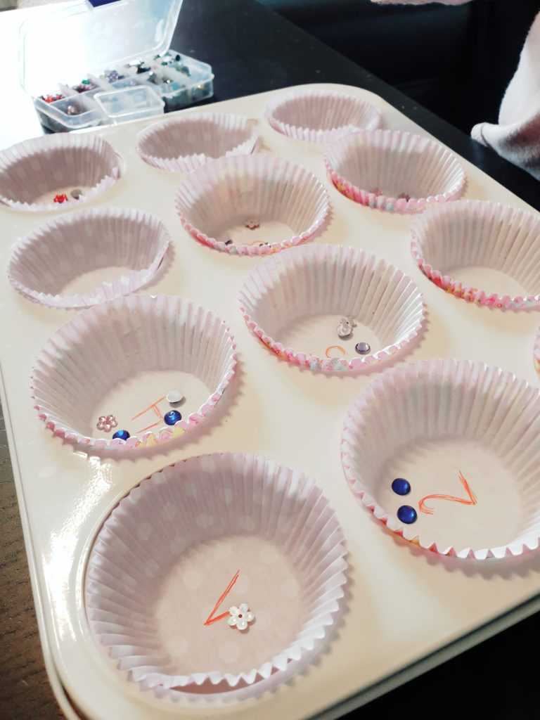Zahlen Sortierspiel mit Muffinförmchen