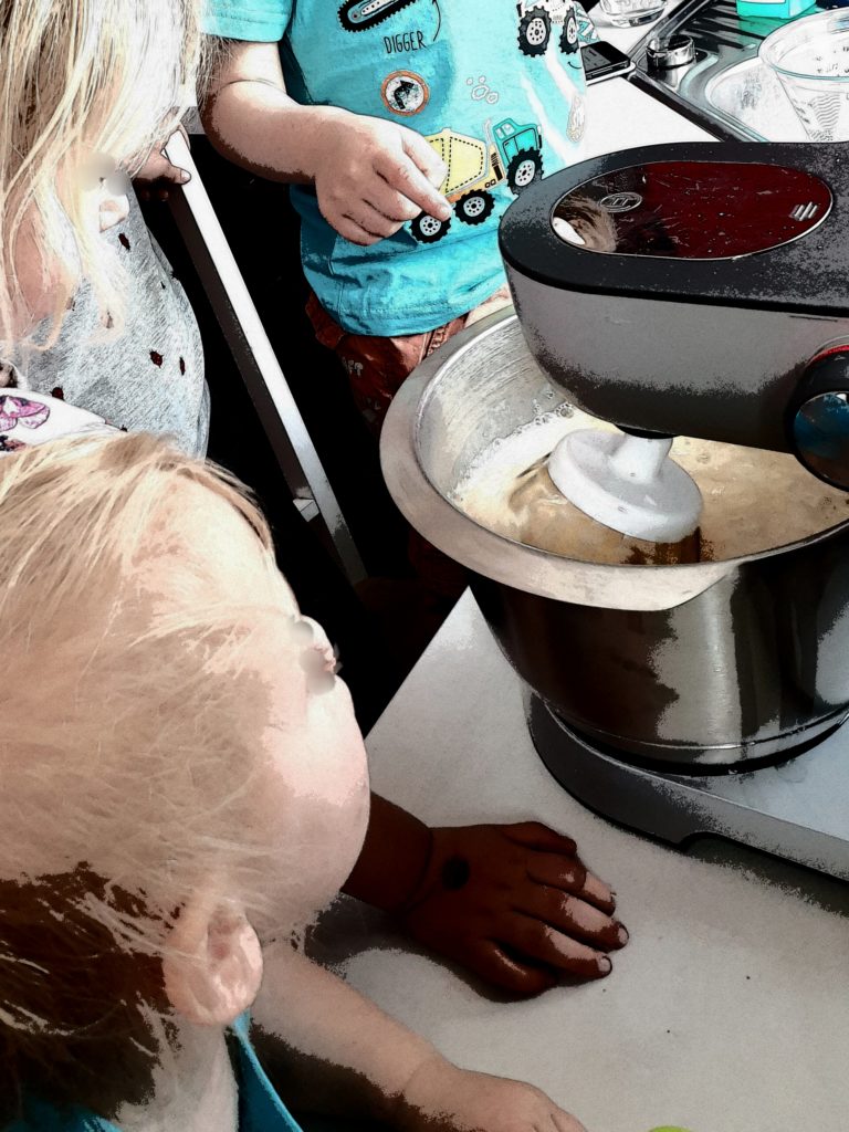 gemeinsam Pfannkuchen zubereiten