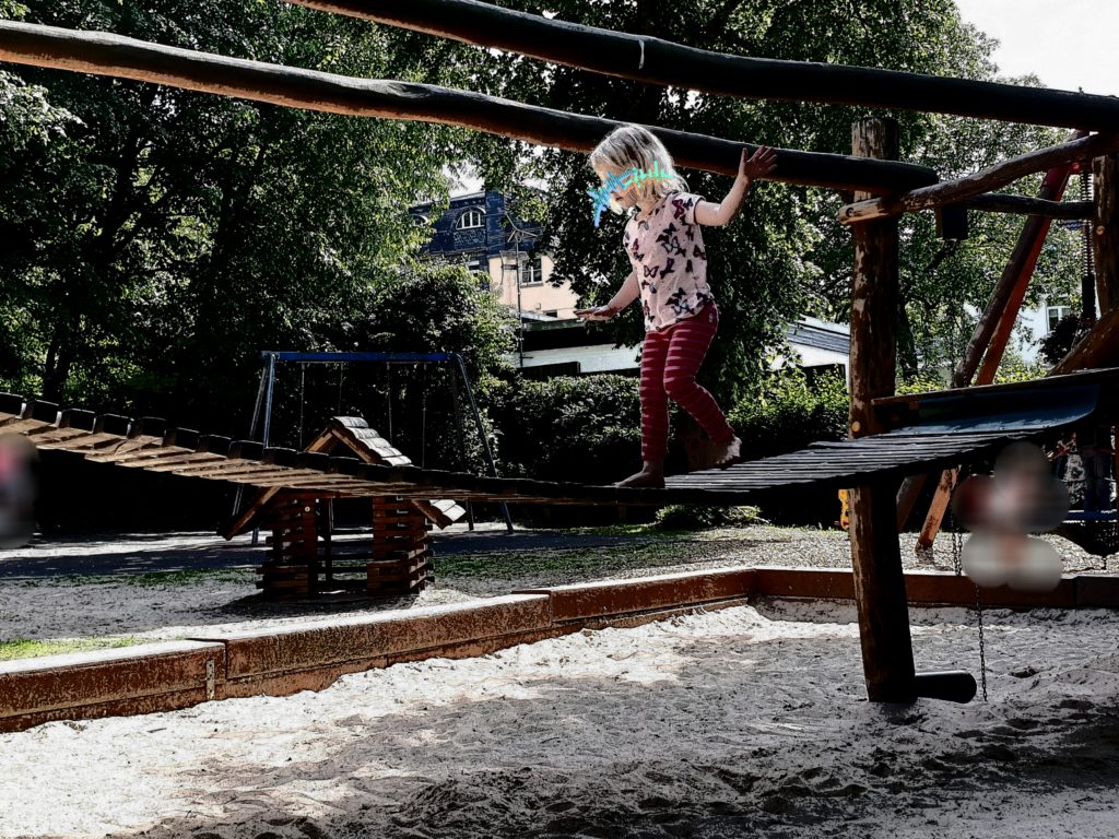 Auf dem Spielplatz Hängebrücke